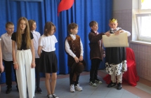 Dzieci z oddzialu przedszkolnego oraz uczniowie klas I-VIII podczas apelu z okazji Swieta Konstytucji 3 Maja (6)