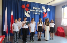Dzieci z oddzialu przedszkolnego oraz uczniowie klas I-VIII podczas apelu z okazji Swieta Konstytucji 3 Maja (3)