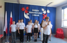 Dzieci z oddzialu przedszkolnego oraz uczniowie klas I-VIII podczas apelu z okazji Swieta Konstytucji 3 Maja (2)