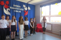 Dzieci z oddzialu przedszkolnego oraz uczniowie klas I-VIII podczas apelu z okazji Swieta Konstytucji 3 Maja (9)