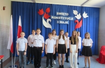 Dzieci z oddzialu przedszkolnego oraz uczniowie klas I-VIII podczas apelu z okazji Swieta Konstytucji 3 Maja (1)