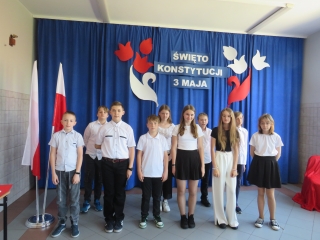Dzieci z oddzialu przedszkolnego oraz uczniowie klas I-VIII podczas apelu z okazji Swieta Konstytucji 3 Maja (1)