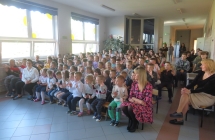Dzieci z oddzialu przedszkolnego oraz uczniowie klasy I-VIII podczas teatrzyku Spiaca krolewna (4)