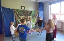 Dzieci z oddzialu przedszkolnego oraz uczniowie klasy I-VIII podczas teatrzyku Spiaca krolewna (2)