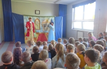 Dzieci z oddzialu przedszkolnego oraz uczniowie klasy I-VIII podczas teatrzyku Spiaca krolewna (8)