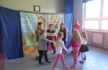 Dzieci z oddzialu przedszkolnego oraz uczniowie klasy I-VIII podczas teatrzyku Spiaca krolewna (3)