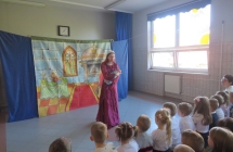 Dzieci z oddzialu przedszkolnego oraz uczniowie klasy I-VIII podczas teatrzyku Spiaca krolewna (5)