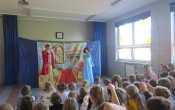 Dzieci z oddzialu przedszkolnego oraz uczniowie klasy I-VIII podczas teatrzyku Spiaca krolewna (1)