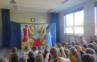 Dzieci z oddzialu przedszkolnego oraz uczniowie klasy I-VIII podczas teatrzyku Spiaca krolewna (1)