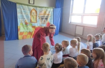 Dzieci z oddzialu przedszkolnego oraz uczniowie klasy I-VIII podczas teatrzyku Spiaca krolewna (6)