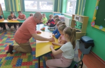 Dzieci z oddzialu przedszkolnego oraz uczniowie I-III podczas warsztatow Moc Rozwoju Mozgu (6)
