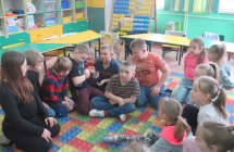 Dzieci z oddzialu przedszkolnego oraz uczniowie I-III podczas warsztatow Moc Rozwoju Mozgu (8)