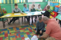 Dzieci z oddzialu przedszkolnego oraz uczniowie I-III podczas warsztatow Moc Rozwoju Mozgu (15)