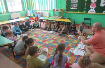 Dzieci z oddzialu przedszkolnego oraz uczniowie I-III podczas warsztatow Moc Rozwoju Mozgu (10)