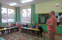 Dzieci z oddzialu przedszkolnego oraz uczniowie I-III podczas warsztatow Moc Rozwoju Mozgu (1)