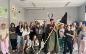 Harcerze wraz z uczniami szkoły podstawowej 