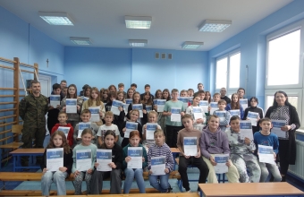 Udzial uczniow klas starszych w warsztatach  Edukacja z wojskiem - pierwsza pomoc przedmed