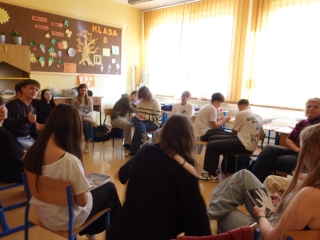 Uczniowie podczas warsztatow radzenie sobie z emocjami (1)