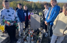 Uczniowie SP w Milaczewie - z wizyta na cmentarzu parafialnym (2)