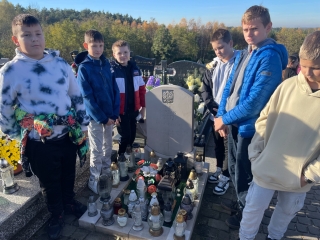 Uczniowie SP w Milaczewie - z wizyta na cmentarzu parafialnym (2)