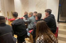 Uczniowie SP w Milaczewie - z wizyta na pod pomnikiem Jana Pawla II