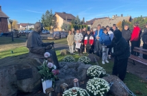 Uczniowie SP w Milaczewie -  podczas wizyty pod pomnikiem Jana Pawla II